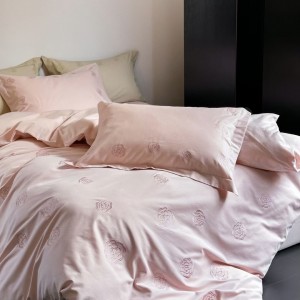 Luxury long staple cotton bed sheet green pink embroidery duvet cover 4pcs bedding set supplier