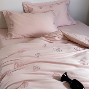 Luxury long staple cotton bed sheet green pink embroidery duvet cover 4pcs bedding set supplier