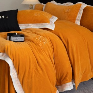 Encrypted and thickened milk velvet warm simple solid color two-color stitching bedding set